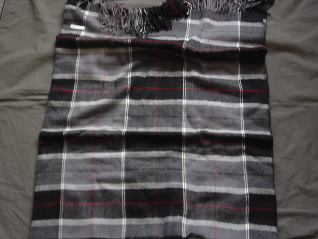 A WOVEN BLANKET. IN A CHECK DESIGN. WITH TASSELS AT BOTH ENDS. 100% ACRYLIC. PACKAGED IN A BAG AS PART OF A WINTER WARMER SET, CLASSIFIED SEPARATELY.