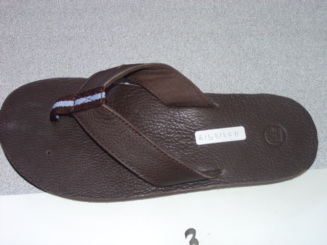 MENS FLIP FLOP. LEATHER STRAPS AND TEXTILE TOE POST SEPARATING THE FIRST AND SECOND TOE. WHERE THE LEATHER IS THE PREDOMINATING MATERIAL  OUTER SOLES OF RUBBER. NOT PLUGGED. NOT COVERING THE ANKLE. INSOLE  LENGTH OVER 24CMS.