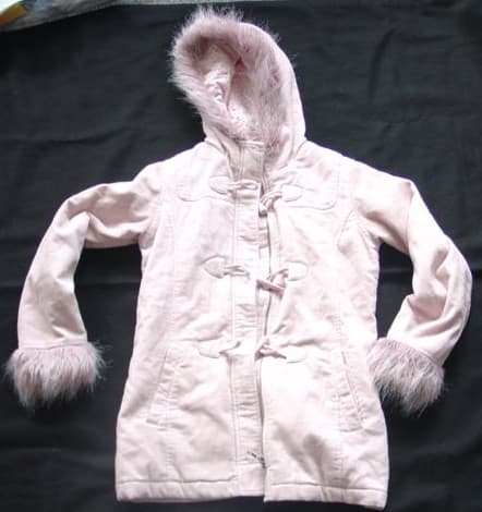 A WOVEN COAT FOR GIRLS. WITH PADDED LINING. DESIGNED TO COVER THE UPPER PART OF THE BODY FROM THE SHOULDERS TO BELOW MID-THIGH. WITH A COMPLETE OPENING WITH A ZIP FASTENING. WITH A RIGHT OVER LEFT FLAP WITH A TOGGLE FASTENING. WITH A HOOD WHICH HAS A FAKE FUR TRIM. WITH LONG SLEEVES WITH A FAKE FUR TRIM. WITH A DIAGONAL POCKET EACH SIDE ON LOWER FRONT. HEMMED AT BASE OF GARMENT. 100% COTTON.