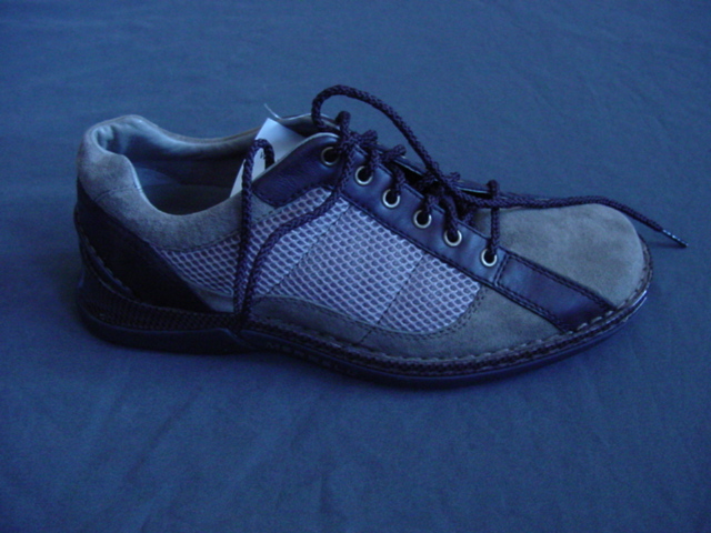 MENS CASUAL FASHION SHOE. NOT COVERING THE ANKLE. UPPER OF LEATHER AND TEXTILE MATERIALS. LEATHER BEING THE PREDOMINANT MATERIAL. OUTER SOLE OF  PLASTIC. LACE FASTENING. IN-SOLE LENGTH MORE THAN 24CMS.