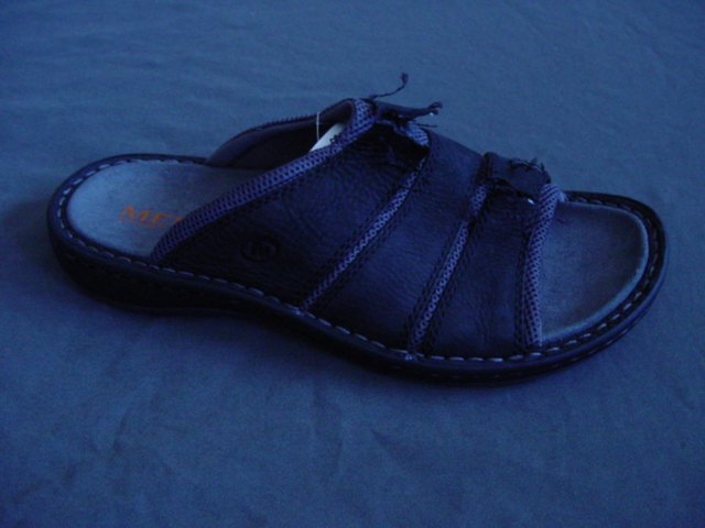 MENS MULE STYLE SANDAL. NOT COVERING THE ANKLE. UPPER CONSISTS OF A BROAD LEATHER AND TEXTILE STRAP ACROSS THE FOREFOOT WHERE THE LEATHER PREDOMINATES.  OPEN AT THE TOE AND BACKLESS. OUTER SOLE OF PLASTIC. WITH LOGO ON THE SIDE OF THE SANDAL. WITH SOLE AND HEEL COMBINED HAVING A HEIGHT OF LESS THAN 3CM. IN-SOLE LENGTH OF MORE THAN 24CM.