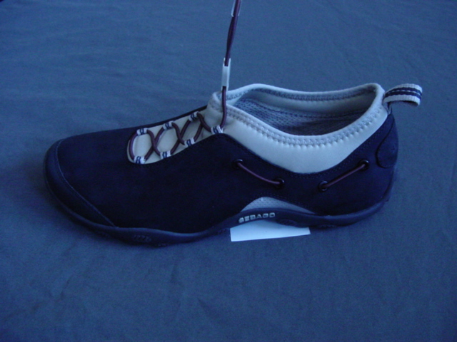 MENS SHOES. NOT COVERING THE ANKLE. UPPER OF LEATHER AND TEXTILE MATERIALS. LEATHER BEING THE PREDOMINANT MATERIAL. OUTER SOLE OF  PLASTIC. SINGLE LACE FASTENING WITH A PLASTIC TOGGLE FASTENER. IN-SOLE LENGTH MORE THAN 24CMS. NO VISIBLE EVIDENCE OF SPECIAL TECHNOLOGY.

THE SHOE WAS PRESENTED WITH A KNITTED SPORT SOCK COVERING THE INSOLE WHICH HAS BEEN CLASSIFIED SEPARATRELY.
