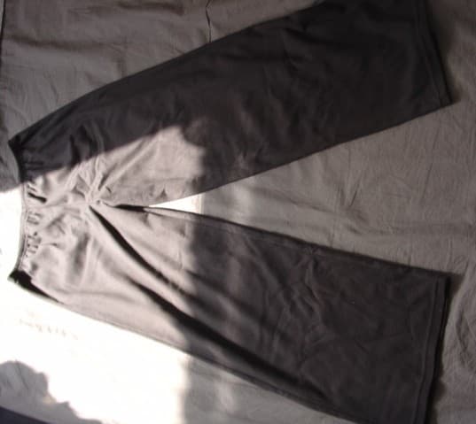 A PAIR OF KNITTED TROUSERS FOR UNISEX.  DESIGNED TO COVER THE LOWER PART OF THE BODY FROM THE WAIST TO THE ANKLE ENVELOPING EACH LEG SEPARATELY.  WITH AN ELASTICATED WAIST WITHOUT OPENING.  WITHOUT POCKETS.  HEMMED AT LEG ENDS.  100% COTTON.  PRESENTED WITH AN UPPER FANCY VEST CLASSIFIED SEPARATELY.