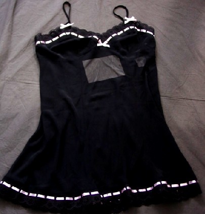 WOVEN CHIFFON SLIP FOR WOMEN. INTENDED TO COVER THE UPPER PART OF THE BODY FROM THE SHOULDERS TO MID THIGH. WITH ADJUSTABLE SHOULDER STRAPS. WITHOUT OPENING. WITH V NECKLINE TRIMMED WITH LACE DECORATED WITH CONTRASTING RIBBON AND BOWS. WITH LACE AND RIBBON TRIMMING AT THE BASE. OF 100% POLYESTER. PACKAGED IN A CLEAR PLASTIC BAG WITH A PAIR OF MATCHING BRIEFS FOR RETAIL SALE.