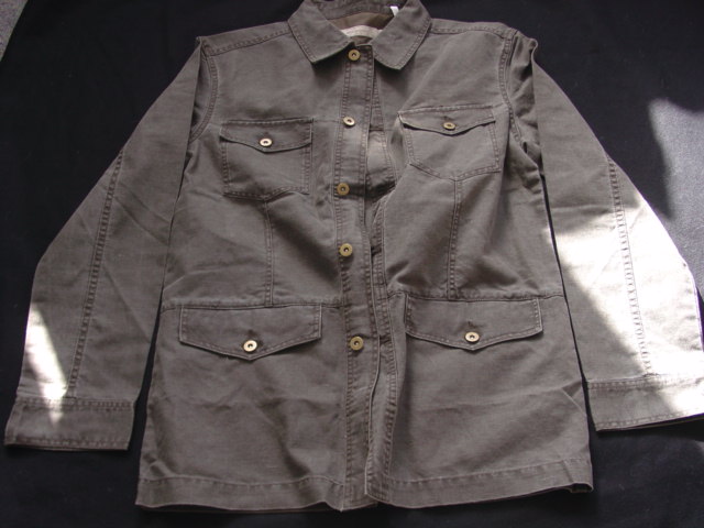 A WOVEN JACKET FOR MEN.  DESIGNED TO COVER THE UPPER PART OF THE BODY FROM THE SHOULDERS TO THE HIP.  WITH A COMPLETE OPENING WITH A LEFT OVER RIGHT BUTTON FASTENING. WITH COLLAR.  WITH LONG SLEEVES WITH ATTACHED CUFFS.  WITH A BREAST POCKET EACH SIDE AND A POCKET EACH SIDE ON LOWER FRONT, ALL WITH A BUTTONED FLAP.  HEMMED AT BASE.  52% COTTON.  48% LINEN.