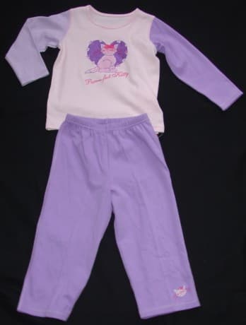 PAIR OF KNITTED PYJAMAS FOR UNISEX. THE TOP IS DESIGNED TO COVER THE UPPER PART OF THE BODY FROM THE SHOULDERS TO JUST BELOW THE WAIST. WITH LONG CONTRASTING SLEEVES. WITH A ROUND NECK. WITH DECORATIVE EMBROIDERED DESIGN ON FRONT OF GARMENT. HEMMED AT SLEEVE ENDS AND AT BASE OF GARMENT. THE TROUSERS ARE DESIGNED TO COVER THE LOWER PART OF THE BODY FROM THE WAIST TO THE ANKLES ENVELOPING EACH LEG SEPARATELY. WITH AN ELASTICATED WAIST. WITH DECORATIVE EMBROIDERED LOGO ON BOTTOM OF LEFT LEG. HEMMED AT LEG ENDS. MADE FROM 100% COTTON.  PACKAGED ON A PLASTIC HANGER IN A POLYBAG FOR RETAIL SALE.