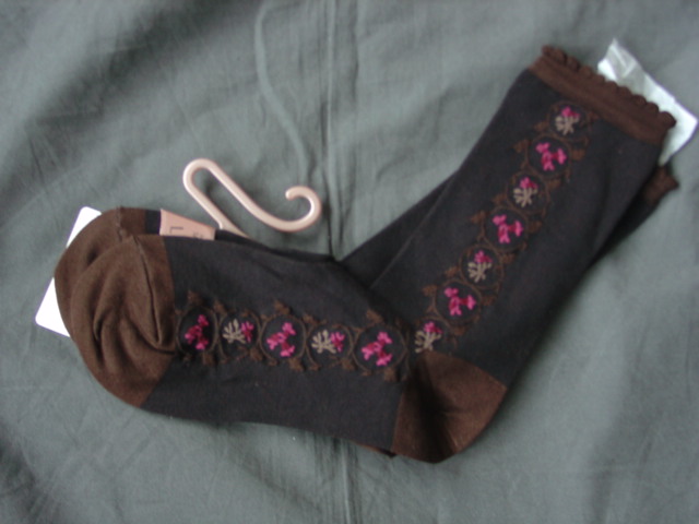 KNITTED, SHORT SOCKS.  WITH EMBROIDERED DESIGN DOWN SIDES.  63% VISCOSE, 25% COTTON, 8% SILK, 3% POLYAMIDE AND 1% ELASTANE LYCRA. PACKED ON A SMALL PLASTIC HANGER WITH CARDBOARD HOLDER.