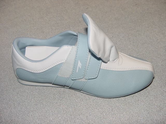 TRAINING SHOES FOR WOMEN. NOT COVERING THE ANKLE. UPPERS OF PLASTIC. TWO VELCRO FASTENING STRAPS ACROSS THE FORE FOOT.  COMPANY LOGO ON THE TONGUE. OUTER SOLE OF RUBBER/PLASTIC. SPECIAL TECHNOLOGY IN THE FORM OF AN EVA MIDSOLE.  INSOLE MEASURING 24cm IN LENGTH. CIF PRICE LESS THAN EURO9.