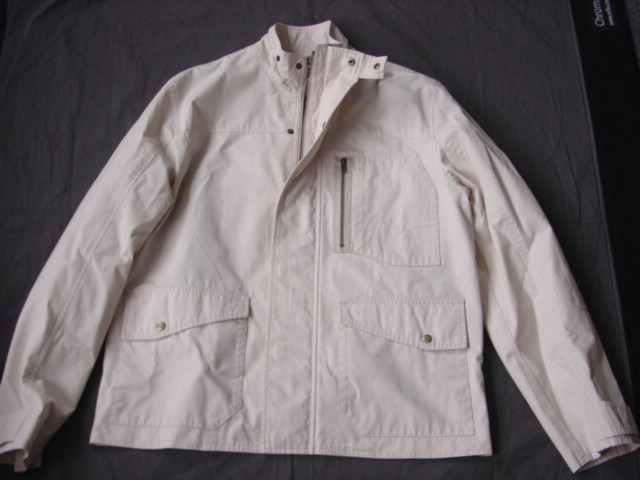 WOVEN JACKET FOR MEN.  REACHING DOWN TO BELOW THE WAIST. WITH MESH LINING.  ROUND NECK WITH COLLAR.  COMPLETE FRONT OPENING FASTENED LEFT OVER RIGHT BY ZIP AND PRESS STUD FLAP.  LONG SLEEVES.  HEMMED AT SLEEVE ENDS AND AT BASE.  WITH VARIOUS POCKETS.  100% COTTON