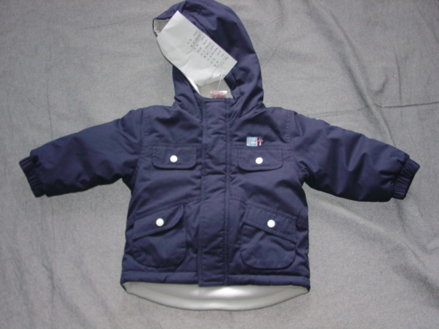 A WOVEN ANORAK FOR BABIES. DESIGNED TO COVER THE UPPER PART OF THE BODY. WITH A COMPLETE FRONT OPENING WITH ZIP FASTENING AND A LEFT OVER RIGHT VELCRO FLAP. WITH A HOOD. WITH LONG SLEEVES WHICH HAVE ELASTICATED CUFFS. WITH TWO BREAST POCKETS AND TWO POCKETS ON THE LOWER FRONT ALL WITH PRESS-STUD FASTENING. WITH A FLEECE LINING. 65% POLYESTER, 35% COTTON.