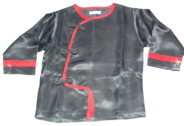 A SATIN WOVEN MANDERIN STYLE JACKET FOR BOYS.  DESIGNED TO COVER THE UPPER PART OF THE BODY FROM THE SHOULDERS TO THE HIP.  WITH A SHAPED COMPLETE FRONT OPENING.  WITH A LEFT OVER RIGHT BRAIDED TOGGLE FASTENING.  WITH LONG SLEEVES.  WITH CONTRASTING BINDING AROUND NECKLINE AND OPENING. WITH BANDS OF CONTRASTING FABRIC AROUND WRIST.  HEMMED AT SLEEVE ENDS AND AT BASE.   50% POLYAMIDE.  50% POLYESTER.  PACKAGED IN A PAPER CARRIER BAG FOR RETAIL SALE WITH A LOWER GARMENT CLASSIFIED SEPARATELY.