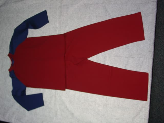 A KNITTED PAIR OF PYJAMAS FOR UNISEX. CONSISTING OF AN UPPER AND LOWER GARMENT. THE UPPER HAS LONG SLEEVES IN CONTRASTING FABRIC. WITH A ROUND NECKLINE. THE LOWER CONSISTS OF A PAIR OF TROUSERS ENVELOPING EACH LEG SEPARATELY. WITH AN ELASTICATED WAISTBAND. HEMMED. 100% COTTON.