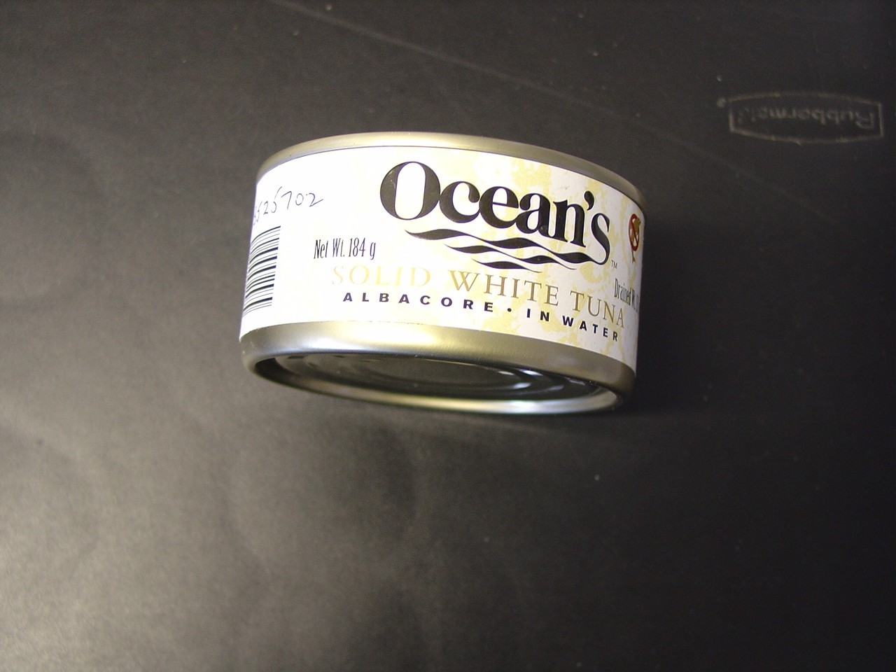 A TIN OF TUNA. IN A NET WEIGHT OF184 g. DRAINED WEIGHT OF 133g. ALBACORE IN WATER. INGREDIENTS INCLUDE TUNA, WATER, SALT, SODIUM AND PYROPHOSPHATE.CONTAINS MORE THAN 20% BY WEIGHT OF TUNA.