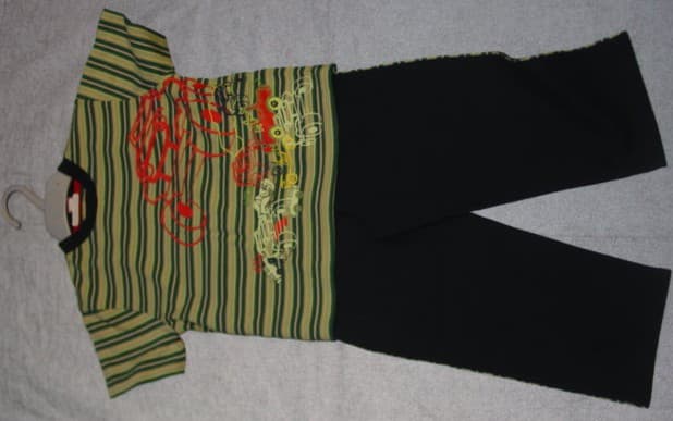 A  PAIR OF KNITTED PYJAMAS FOR UNISEX. CONSISTING OF AN UPPER AND LOWER GARMENT. THE UPPER IS STRIPED WITH SHORT SLEEVES.  WITH A PRINTED DESIGN ON FRONT. WITH A ROUND NECKLINE IN A CONTRASTING COLOUR. THE LOWER CONSISTS OF A PAIR OF PLAIN TROUSERS ENVELOPING EACH LEG SEPARATELY. WITH AN ELASTICATED WAISTBAND.  WITH PIPING DOWN EACH LEG.  HEMMED. 100% COTTON.  PACKAGED ON A HANGER IN A POLY BAG WITH ANOTHER PAIR OF PYJAMAS (MIX AND MATCH) CLASSIFIED SEPARATELY.