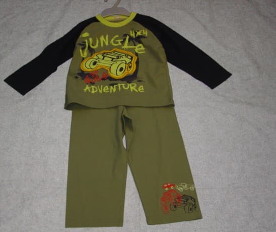 A  PAIR OF KNITTED PYJAMAS FOR UNISEX. CONSISTING OF AN UPPER AND LOWER GARMENT. THE UPPER IS PLAIN WITH A ROUND NECK AND LONG SLEEVES IN CONTRASTING COLOURS.  WITH A PRINTED DESIGN ON FRONT.   THE LOWER CONSISTS OF A PAIR OF PLAIN TROUSERS ENVELOPING EACH LEG SEPARATELY.  WITH AN ELASTICATED WAISTBAND.  WITH A PRINTED DESIGN ON LOWER LEFT LEG. HEMMED. 100% COTTON.  PACKAGED ON A HANGER IN A POLY BAG WITH ANOTHER PAIR OF PYJAMAS (MIX AND MATCH) CLASSIFIED SEPARATELY.