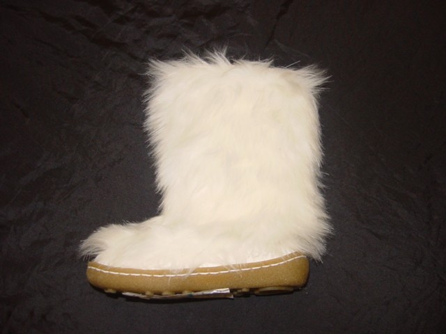GIRLS BOOT. COVERING THE ANKLE AND PART OF THE CALF. WITH UPPERS OF PLASTIC. WITH KNITTED LONG FLUFFY TEXTILE FABRIC COVERING 95 PER CENT OF THE PLASTIC. THE PLASTIC IS CONSIDERED TO BE THE VIABLE UPPER. WITH OUTER SOLES OF RUBBER. WITH INNER LINING. WITH IN-SOLES LESS THAN 24CM.