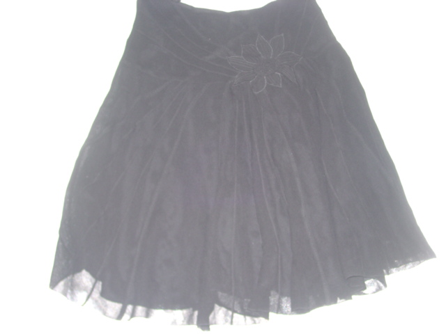 A WOVEN SKIRT. DESIGNED TO COVER THE LOWER PART OF THE BODY FROM THE WAIST TO THE KNEE. WITH A PARTIAL ZIP OPENING AT THE SIDE.  WITH AN INNER LINING. 100% SILK. PRESENTED WITH A INNER DETACHABLE NET PETTICOAT CLASSIFIED SEPARATELY. ( SEE BTI 113587769)