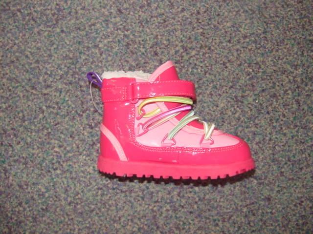 INFANTS/CHILDS BOOT. COVERING THE ANKLE BUT NO PART OF THE CALF. UPPERS OF PLASTIC WITH FLEECE COLLAR. OUTER SOLES OF RUBBER. WITH ELASTICATED LACES AND A PLASTIC VELCRO FASTENING STRAP. INSOLE LENGTH LESS THAN 24 CMS. PINK IN COLOUR.