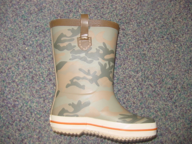 CHILDS WATERPROOF WELLINGTON BOOT. COVERING THE ANKLE BUT NOT THE KNEE. UPPERS AND OUTER SOLES OF RUBBER. WITH RUBBER FOXING. WITH COMBAT/CAMOUFLAGE DESIGN.