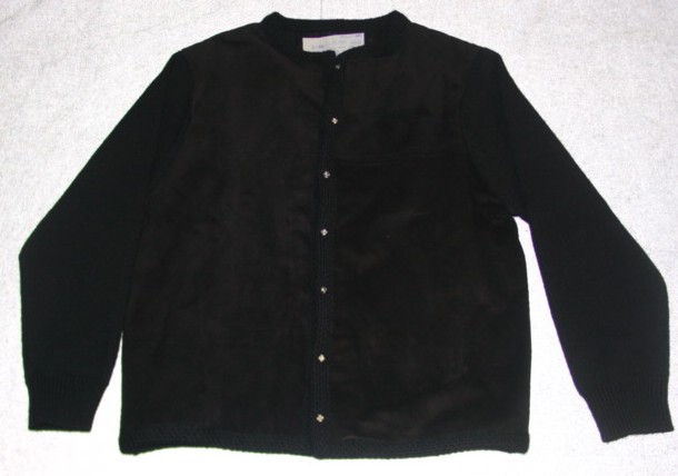 A KNITTED JACKET FOR WOMEN.  DESIGNED TO COVER THE UPPER PART OF THE BODY FROM THE SHOULDERS TO THE HIP.  FULLY LINED.  WITH TWO FRONT PANELS OF  PIG SKIN SUEDE.  WITH A ROUND NECK.  WITH A COMPLETE OPENING WITH A RIGHT OVER LEFT PRESS STUD FASTENING.  WITH A KNITTED EDGING AROUND NECKLINE, OPENING AND BASE.  WITH LONG SLEEVES WITH RIBBED CUFFS.  OF WOOL. OF SUEDE.