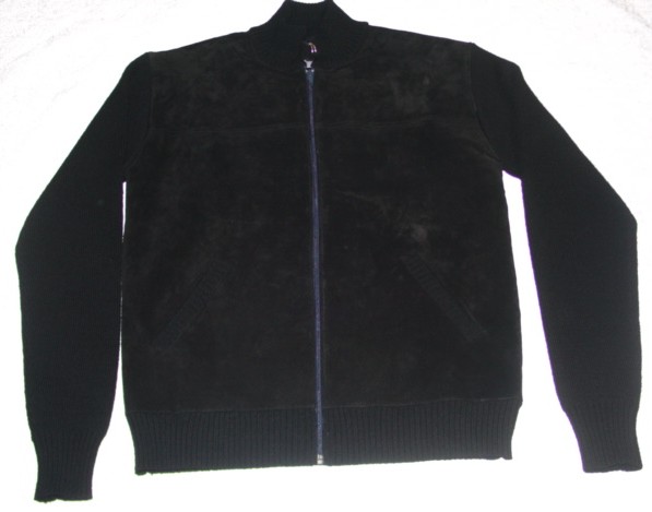 A KNITTED JACKET FOR MEN.  DESIGNED TO COVER THE UPPER PART OF THE BODY FROM THE SHOULDERS TO THE HIP.  PARTIALLY LINED.  WITH FRONT PANELS  OF PIG SKIN SUEDE AND A BAND OF SUEDE ACROSS THE UPPER BACK.  WITH A ROUND NECK WITH RIBBED STAND UP COLLAR.  WITH A COMPLETE OPENING WITH A ZIP FASTENING WITH A METAL RING AND TAG LEFT OVER RIGHT FASTENING AT THE TOP.   WITH LONG SLEEVES WITH RIBBED CUFFS.  WITH A DIAGONAL POCKET EACH SIDE WITH  RIBBED EDGING.  RIBBED AT BASE.  OF WOOL.  OF SUEDE.