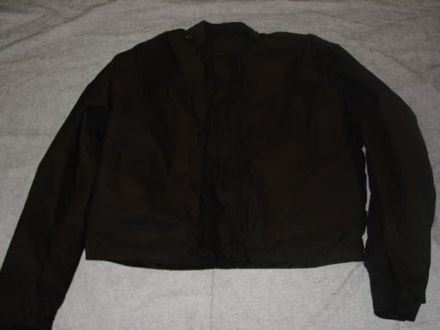 A WOVEN JACKET FOR MEN DESIGNED TO COVER THE UPPER PART OF THE BODY TO BELOW THE WAIST. WITH COMPLETE OPENING FASTENED WITH A ZIP. WITH A PROTECTIVE FLAP FASTENING LEFT OVER RIGHT WITH VELCRO. WITH LONG SLEEVES. PART OF A 3 IN 1 GARMENT. CROSS REFERENCE WITH113639778.  TABS WITH PRESS FASTENERS ATTACHED TO GARMENT TO ENABLE THE JACKET TO BE ATTACHED TO OUTER GARMENT.