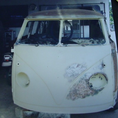 A 1963 WHITE AND BROWN VOLKSWAGON MICROBUS.  IT HAS A SPARK-IGNITION INTERNAL COMBUSTION PISTON ENGINE WITH A CYLINDER CAPACITY OF  1500CC.