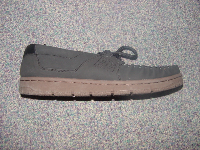 MENS SHOE. NOT COVERING THE ANKLE. UPPERS OF LEATHER AND PLASTIC. LEATHER  PREDOMINATES. OUTER SOLES OF RUBBER. WITH LOGO ON UPPER. LACE UPS. INSOLE LENGTH EXCEEDING 24 CMS. BLACK IN COLOUR.