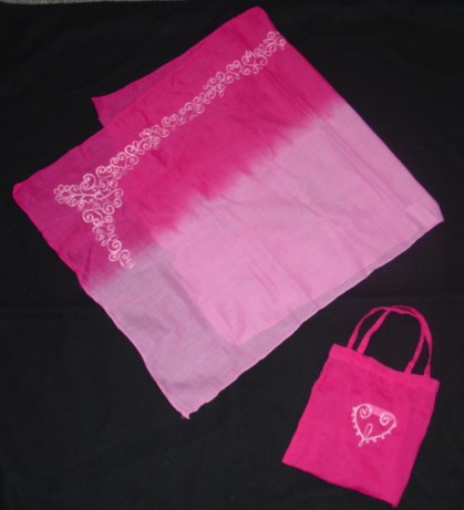 WOVEN SARONG FOR CHILDREN. DESIGNED TO COVER THE LOWER PART OF THE BODY FROM THE WAIST TO MID-THIGH. MEASURES 94CM LONG AND 54CM WIDE. MADE FROM 100% COTTON. DYED. PACKAGED IN A SMALL TEXTILE FABRIC BAG.