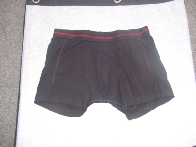 A KNITTED PAIR OF UNDERPANTS FOR MEN. IN THE STYLE OF SHORTS. WITH AN ELASTICATED WAISTBAND. SHAPED AT THE FRONT. WITHOUT AN OPENING. HEMMED AT LEG ENDS. 95% COTTON, 5% ELASTANE. PACKAGED IN A BOX WITH A T-SHIRT CLASSIFIED SEPARATELY ( SEE BTI 113837676)