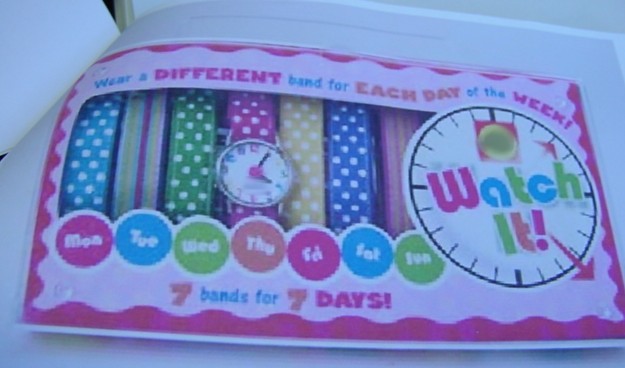 A CHILDS BATTERY OPERATED QUARTZ  WATCH SET, WITH SEVEN REMOVABLE PLASTIC STRAPS. IN VARIOUS COLOURS AND WITH STRIPES OR SQUARE DOTS.