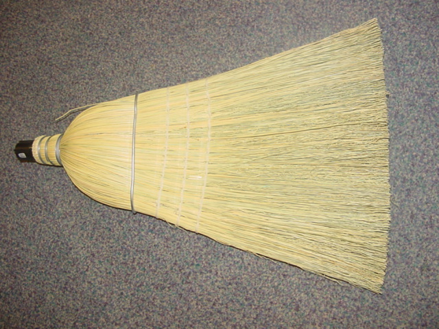 A BROOM HEAD MADE FROM CORN. CONSISTING OF A BUNDLE OF VEGETABLE MATERIALS (STRAW) WHICH HAS BEEN BOUND TOGETHER WITH STRING. WITH METAL AND WIRE BINDING AT THE TOP. WITH PLASTIC TOP FOR FIXING TO HANDLE.