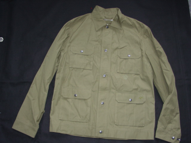 MENS WOVEN JACKET. WITH COLLAR WITH COMPLETE OPENING LEFT OVER RIGHT. WITH PRESS STUD FASTENING. WITH LONG SLEEVES WITH PRESS STUD FASTENING. WITH POCKETS AT THE CHEST AND BELOW THE WAIST WITH PRESS STUD FASTENING. 100% COTTON. GREEN.