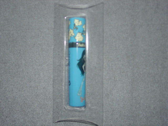 A ROLL ON PERFUME IN A PLASTIC CONTAINER. PACKAGED IN A TRANSPARANT CONTAINER.