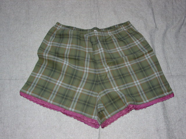 A WOVEN PAIR OF SHORTS FOR UNISEX. WITHOUT AN OPENING. WITH AN ELASTICATED WAISTBAND. IN A CHECK DESIGN. WITH AN APPLIED PINK TRIM AT THE BASE OF THE GARMENT. 100% COTTON. PACKAGED IN A POLY BAG WITH A VEST TOP, CLASSIFIED SEPARATELY.