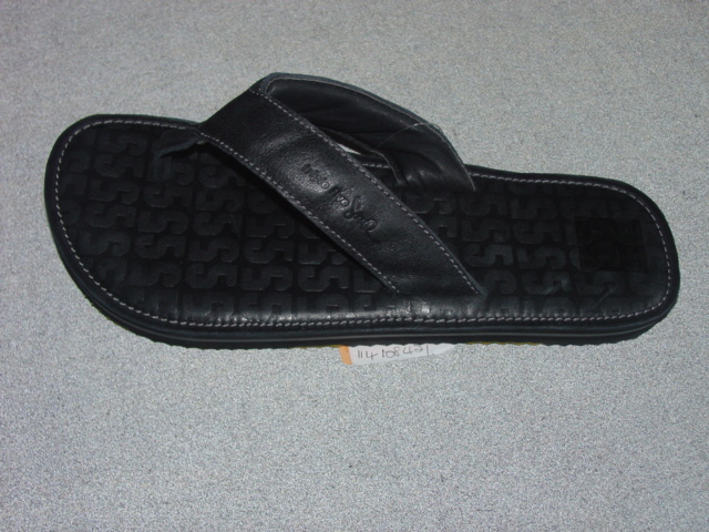 UNISEX  FLIP FLOP SANDAL. NOT COVERING THE ANKLE. UPPER OF BLACK LEATHER WITH STRAPS ACROSS THE INSTEP GOING BETWEEN THE SECOND AND BIG TOE. OUTER SOLE OF PLASTIC. LEATHER INSOLE . INSOLE LENGTH EXCEEDING 24cm.  NOT ATTACHED TO THE SOLE BY MEANS OF PLUGS. WITH YELLOW 555 ON THE SOLE.