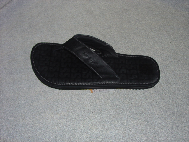 UNISEX  FLIP FLOP SANDAL. NOT COVERING THE ANKLE. UPPER OF BLACK LEATHER WITH STRAPS ACROSS THE INSTEP AND BETWEEN THE SECOND AND BIG TOE. OUTER SOLE OF PLASTIC. LEATHER INSOLE . INSOLE LENGTH EXCEEDING 24cm.  NOT ATTACHED TO THE SOLE BY MEANS OF PLUGS. WITH PINK 555 ON THE SOLE.