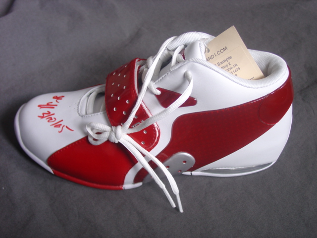 UNISEX  BASKETBALL SHOE. COVERING THE ANKLE BUT NO PART OF THE CALF.  UPPER OF WHITE AND RED PLASTIC. OUTER SOLES OF PLASTIC. WITH LACE FASTENING. WITH SPECIAL TECHNOLOGY IN THE FORM OF A GAS PAD IN THE HEEL  DESIGNED TO ABSORB IMPACT OF VERTICAL OR LATERAL MOVEMENT . INSOLE LENGTH EXCEEDING 24CM. WITH LOGO ON THE SIDE OF THE STRAP, THE TONGUE AND THE HEEL. CIF PRICE EXCEEDS EURO9.