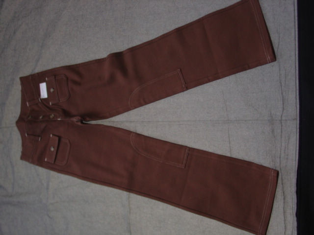 A PAIR OF TROUSERS FOR BOYS. DESIGNED TO COVER THE LOWER PART OF THE BODY FROM THE WAIST TO THE ANKLE, ENVELOPING EACH LEG SEPARATELY. WITH A PARTIAL FRONT OPENING WITH LEFT OVER RIGHT BUTTON FASTENING. WITH TWO POCKETS ON THE FRONT. WITH BELT LOOPS. HEMMED AT LEG ENDS. 96% COTTON, 4% SPANDEX.