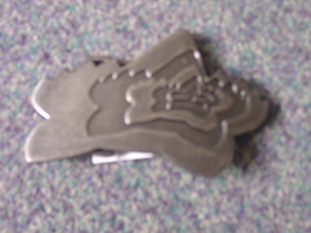 METAL BELT BUCKLE. IN THE DESIGN OF THE COMPANY LOGO. WITH A METAL LOOP AND HOOK ON THE BACK. WITH A BELT WITH OF APPROX 40MM.
