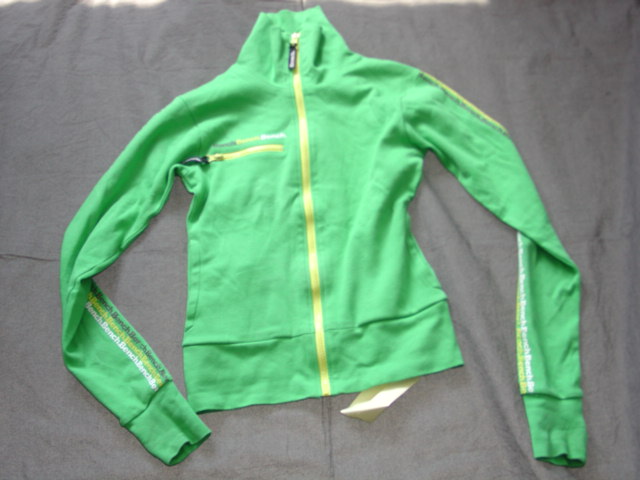 A KNITTED WIND-JACKET FOR UNISEX. DESIGNED TO COVER THE UPPER PART OF THE BODY FROM THE  SHOULDERS TO THE HIPS. WITH A COMPLETE FRONT OPENING FASTENED WITH A ZIP. WITH A HIGH FITTED NECK LINE. WITH LONG SLEEVES. WITH A ZIPPED POCKET ON THE FRONT AND TWO SLIT POCKETS ON THE SIDE OF THE GARMENT. WITH AN APPLIED RIBBED WELT AT THE BASE OF THE GARMENT. WITH PRINTED LOGOS ON THE ARMS AND FRONT OF GARMENT. 100% COTTON.