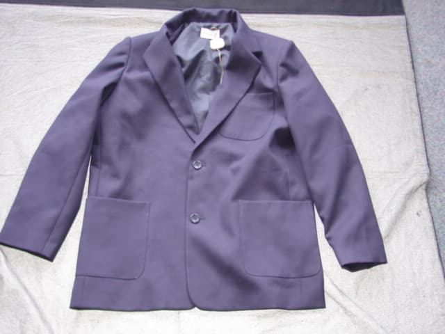 A WOVEN TWILL WEAVE BLAZER FOR MEN. WITH A COMPLETE OPENING WITH A LEFT OVER RIGHT BUTTON CLOSURE. WITH A REVER COLLAR. WITH THREE PATCH POCKETS. WITH LONG SLEEVES. HEMMED AT SLEEVE ENDS AND BASE OF GARMENT. FULLY LINED. OF POLYESTER.