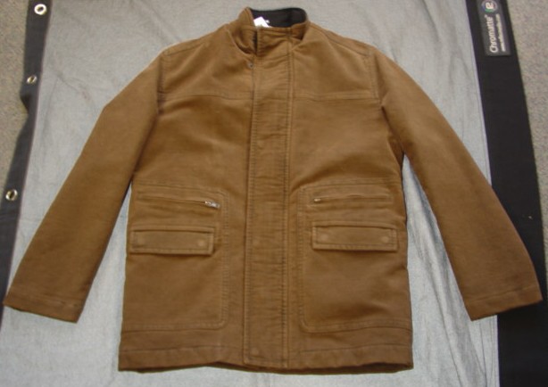 WOVEN CASUAL JACKET OF BRUSHED FABRIC FOR MEN. REACHING DOWN TO MID-THIGH. WITH COMPLETE FRONT OPENING,  WITH ZIP FASTENER. WITH STORM FLAP FASTENING LEFT OVER RIGHT WITH PRESS STUDS. WITH CLOSE FITTING COLLAR. WITH LONG SLEEVES. HEMMED AT SLEEVE ENDS AND THE BASE. WITH TWO POCKETS WITH BUTTONED FLAPS, AND TWO SLIT POCKETS WITH ZIPS TO LOWER FRONT. WITH TWO ADDITIONAL POCKETS TO THE INSIDE. BODY LINED WITH PILE FABRIC AND SLEEVES LINED WITH QUILTED FABRIC. WITH OUTER SHELL OF 100% COTTON. PRESENTED PACKAGED IN A CLEAR PLASTIC BAG.