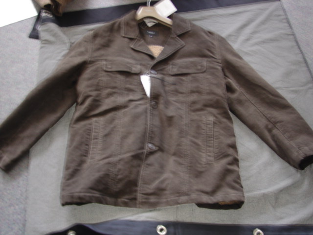 A WOVEN  JACKET FOR MEN. MADE OF A BRUSHED  COTTON MOLESKIN FABRIC. REACHING TO THE HIP. WITH A REVER COLLAR. WITH LONG SLEEVES. WITH A COMPLETE OPENING WITH A LEFT OVER RIGHT CLOSURE WITH BUTTONS. WITH FOUR POCKETS TO FRONT. HEMMED AT SLEEVE ENDS AND BASE OF GARMENT. WITH A BORG FLEECE LINING. PACKAGED ON A HANGER IN A POLYBAG.
