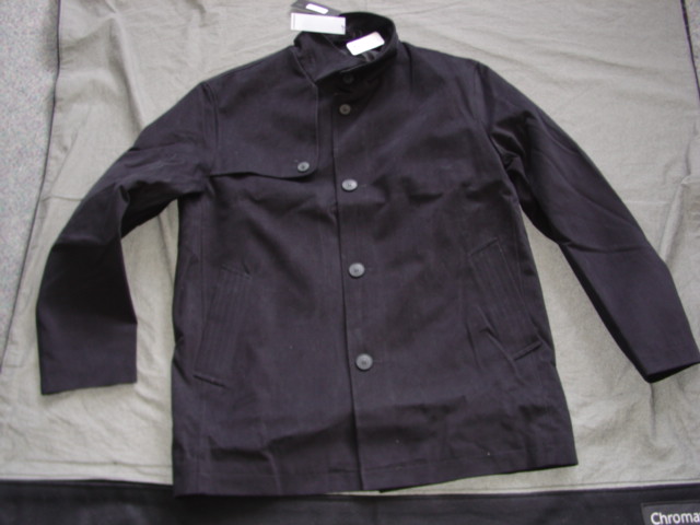A WOVEN MEN'S JACKET. DESIGNED TO COVER THE UPPER PART OF THE BODY FROM THE SHOULDERS TO THE HIPS. WITH A COMPLETE FRONT OPENING WITH LEFT OVER RIGHT BUTTON FASTENING. WITH A HIGH COLLAR WHICH HAS TWO FASTENING BUTTONS. WITH LONG SLEEVES. WITH TWO SIDE POCKETS, LINED. 100% COTTON