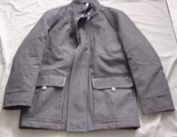 A WOVEN JACKET FOR MEN. DESIGNED TO COVER THE BODY FROM THE SHOULDERS TO THE UPPER THIGH.  WITH PADDED LINING. WITH A COMPLETE FRONT OPENING WITH A ZIP FASTENING WITH A LEFT OVER RIGHT POPPER FASTENING.  WITH AN APPLIED COLLAR WITH RIBBED TRIM.   WITH LONG SLEEVES WITH INNER RIBBED CUFFS.  WITH VARIOUS POCKETS.  HEMMED AT BASE AND AT SLEEVE ENDS. 100% COTTON.