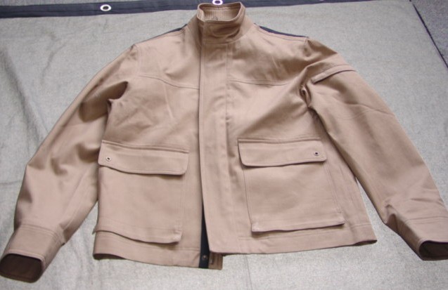 WOVEN CASUAL JACKET FOR MEN. REACHING BELOW WAIST. WITH COMPLETE FRONT OPENING, WITH ZIP FASTENER. WITH STORM FLAP FASTENING LEFT OVER RIGHT WITH PRESS FASTENERS. WITH CLOSE FITTING COLLAR, WITH KNITTED RIBBING ON THE INNER SURFACE. WITH LONG SLEEVES AND APPLIED CUFFS WITHOUT TIGHTENING OR FASTENING. HEMMED AT THE BASE. WITH TWO PATCH POCKETS WITH FLAPS, TO THE LOWER FRONT. WITH ADDITIONAL POCKET WITH ZIP FASTENING ON THE TOP OF THE LEFT SLEEVE. FULLY LINED. WITH OUTER SHELL OF 100% COTTON.