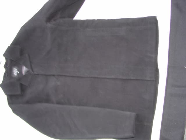 A WOVEN JACKET FOR MEN. DESIGNED TO COVER THE UPPER PART OF THE BODY FROM THE SHOULDERS TO THE HIPS. WITH A COMPLETE FRONT OPENING WITH LEFT OVER RIGHT BUTTON FASTENING WITH PROTECTIVE FLAP. WITH A COLLAR, WITH LONG SLEEVES. WITH TWO SIDE POCKETS. LINED. 100% COTTON.