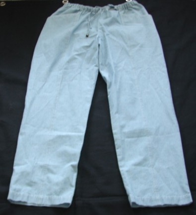 PAIR OF WOVEN TROUSERS FOR UNISEX. DESIGNED TO COVER THE LOWER PART OF THE BODY FROM THE WAIST TO THE ANKLE ENVELOPING EACH LEG SEPARATELY. WITH ELASTICATION AND ADDITIONAL DRAWSTRINGS AT THE WAIST. HEMMED AT THE LEG ENDS. WITH TWO SLIT POCKETS. MADE OF LIGHTWEIGHT DENIM, 100% COTTON.