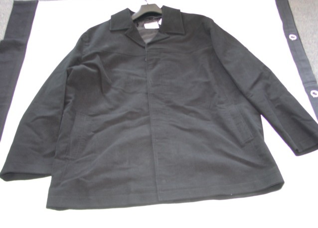 A WOVEN CASUAL JACKET OF BRUSHED FABRIC FOR MEN. DESIGNED TO COVER THE UPPER PART OF THE BODY FROM THE SHOULDERS TO BELOW THE WAIST. WITH COMPLETE FRONT OPENING WHICH HAS BUTTON FASTENING LEFT OVER RIGHT AND STORM FLAP. WITH ROUND NECK COLLAR. WITH LONG SLEEVES. WITH 100% POLYESTER WOVEN LINING. WITH TWO SIDE POCKETS ON LOWER FRONT AND ONE SMALL INNER VELCRO POCKET. WITH OUTER SHELL OF 100% COTTON. PACKAGED ON A HANGER IN A CLEAR PLASTIC BAG.